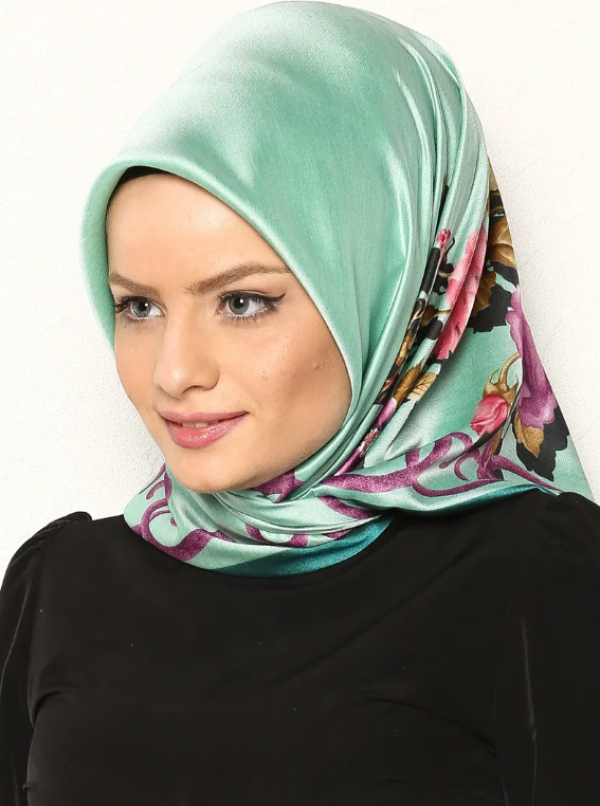 Hijab segi empat berbahan satin